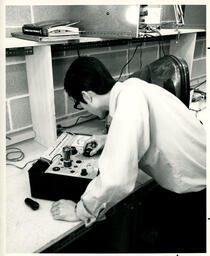 Student uses voltage metre