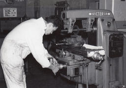 Student at a milling machine